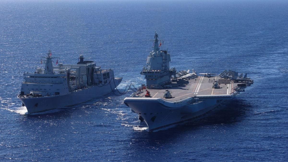 Nosač zrakoplova Shandong tijekom nadopune goriva na moru uz pratnju kineske mornarice, lipanj 2025., nakon završetka obuke nosača Liaoning i Shandong.
