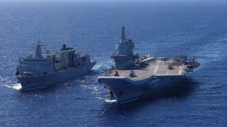 Nosač zrakoplova Shandong tijekom nadopune goriva na moru uz pratnju kineske mornarice, lipanj 2025., nakon završetka obuke nosača Liaoning i Shandong.