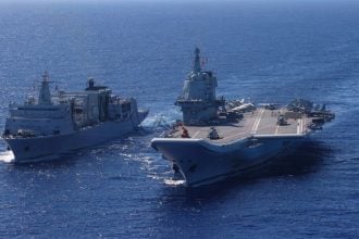 Nosač zrakoplova Shandong tijekom nadopune goriva na moru uz pratnju kineske mornarice, lipanj 2025., nakon završetka obuke nosača Liaoning i Shandong.