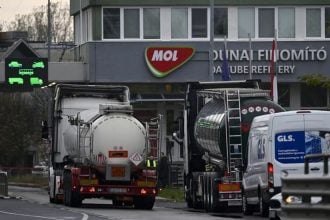 Ulaz u MOL-ovu rafineriju u Százhalombatti u Mađarskoj nakon lokaliziranog požara, 21. listopada 2025.