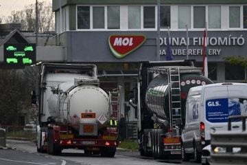 Ulaz u MOL-ovu rafineriju u Százhalombatti u Mađarskoj nakon lokaliziranog požara, 21. listopada 2025.