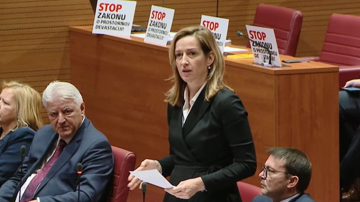 Mirela Ahmetović tijekom saborske rasprave o zakonima vezanim uz prostorno uređenje, gradnju i energetsku učinkovitost u zgradarstvu u Hrvatskom saboru.