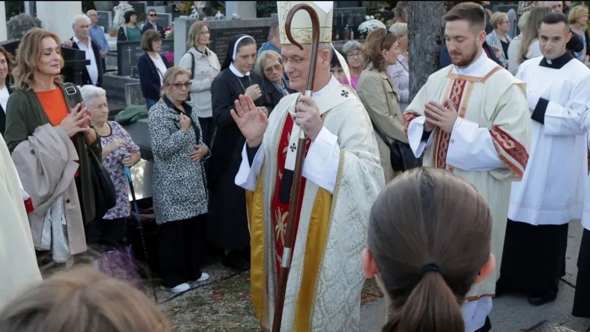 Zagreb, 1. studenoga 2025. – Zagrebački nadbiskup mons. Dražen Kutleša predvodi središnje euharistijsko slavlje i molitvu za pokojne na svetkovinu Svih svetih.