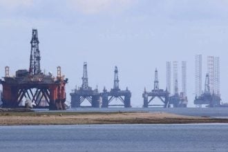 Napuštene bušaće i plitkovodne platforme usidrene u zaljevu Cromarty Firth u Škotskoj tijekom pandemije COVID-19, uz zaustavljene aktivnosti naftne industrije zbog niskih cijena nafte.