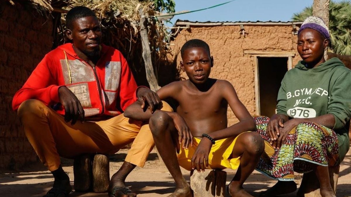 Nehemiah Matthew sa svojom majkom nakon bijega od otmičara u Nigeriji