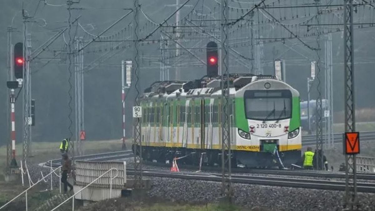 Specijalne snage i policija pregledaju uniÅ”teni dio željezniÄke pruge na ruti DeblināVarÅ”ava, blizu stanice Mika u centralnoj Poljskoj, nakon eksplozije za koju se sumnja da je Äin sabotaže.