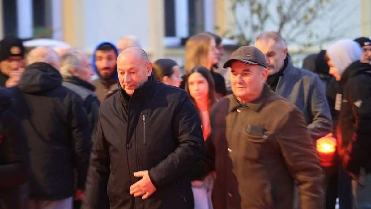 Tomo Medved u Laslovu polaže vijence i pali svijeće u spomen na poginule branitelje.