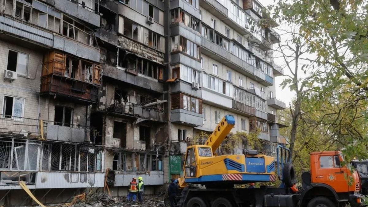 Ukrajinski spasioci uklanjaju ruševine nakon noćnog ruskog napada u Kijevu 26. listopada 2025., u kojem je poginulo više osoba i ozlijeđena djeca.