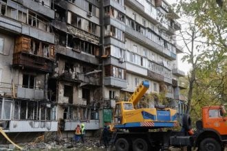 Ukrajinski spasioci uklanjaju ruševine nakon noćnog ruskog napada u Kijevu 26. listopada 2025., u kojem je poginulo više osoba i ozlijeđena djeca.