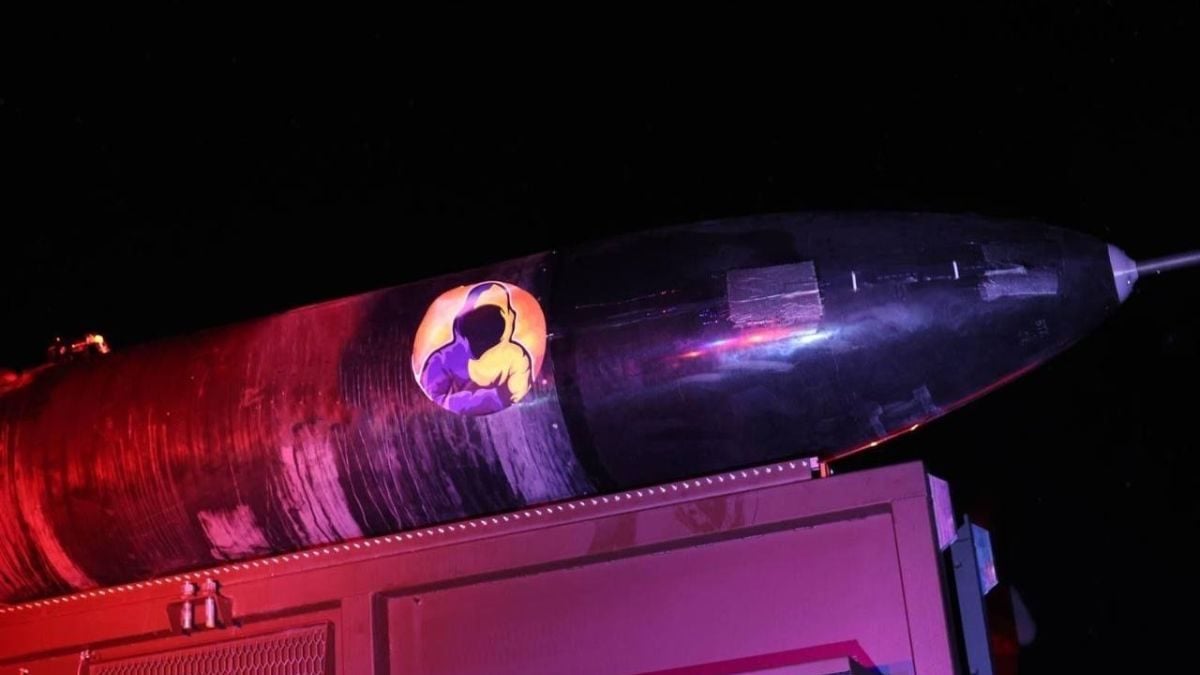 Projektile sustava Pink Flamingo na lansirnom vozilu tijekom noći.