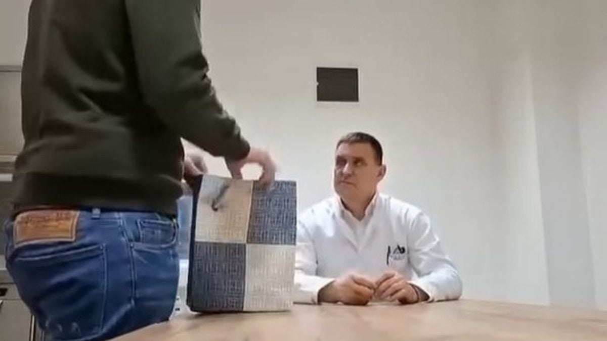 Vlado Đajić, smijenjeni direktor Kliničkog centra u Banjoj Luci, u fokusu javnosti nakon objave snimke koja ga povezuje s preprodajom narkotika.