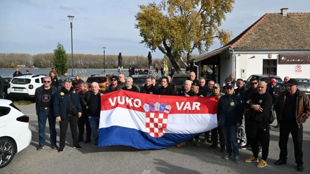 Stipo MlinariÄ Äipe daje izjavu medijima u Vukovaru o najavljenom bacanju vijenca u Dunav, uz prisutne branitelje, 17. studenoga 2025.