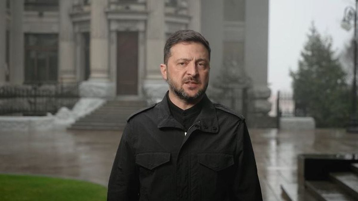 Ukrajinski predsjednik Volodimir Zelenskij obraća se javnosti ispred predsjedničke palače u Kijevu