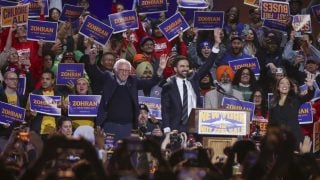 Senator Bernie Sanders, Zohran Mamdani i Alexandria Ocasio-Cortez na skupu „New York nije na prodaju“ u Queensu, 26. listopada 2025. godine.