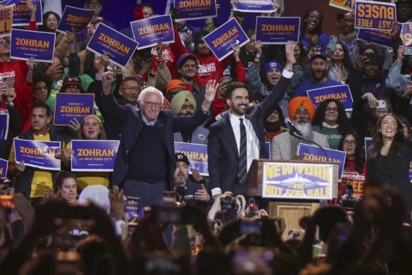 Senator Bernie Sanders, Zohran Mamdani i Alexandria Ocasio-Cortez na skupu „New York nije na prodaju“ u Queensu, 26. listopada 2025. godine.