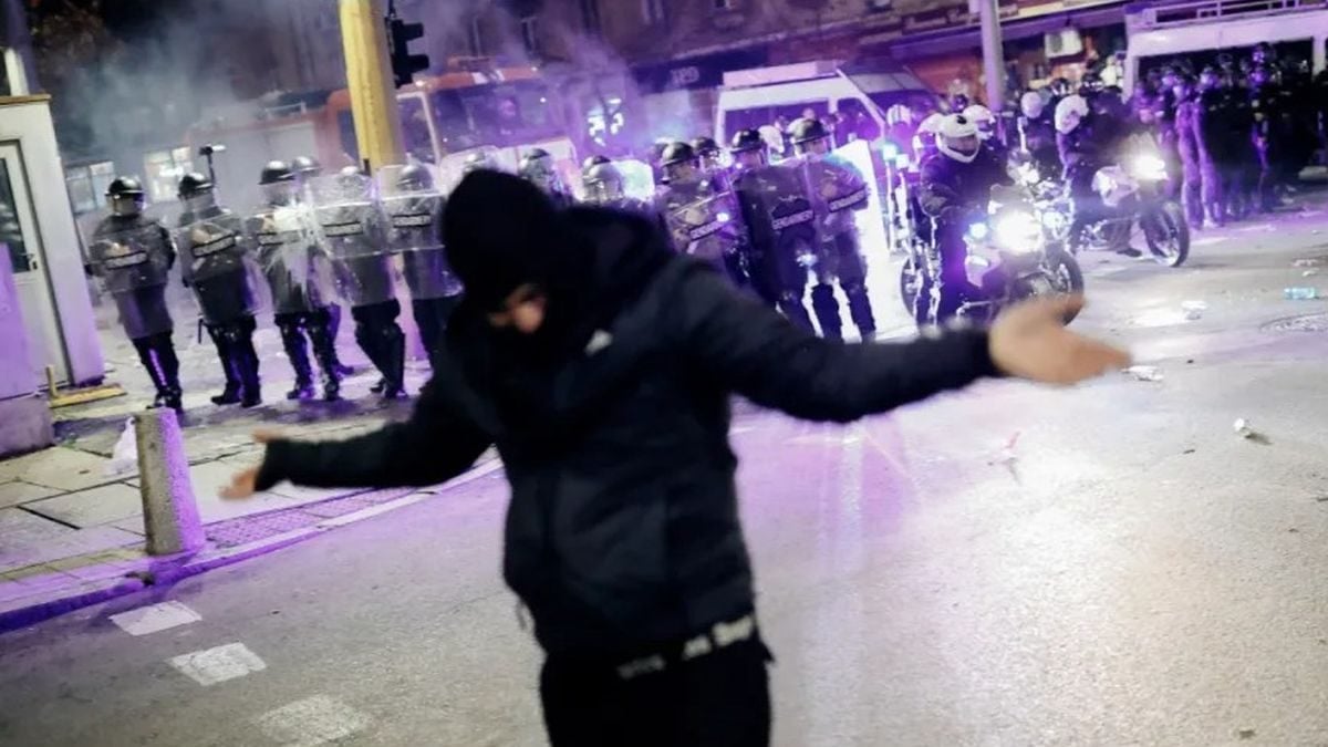 Policija u zaštitnoj opremi stoji u liniji ispred prosvjednika na skupu u Sofiji 2025.