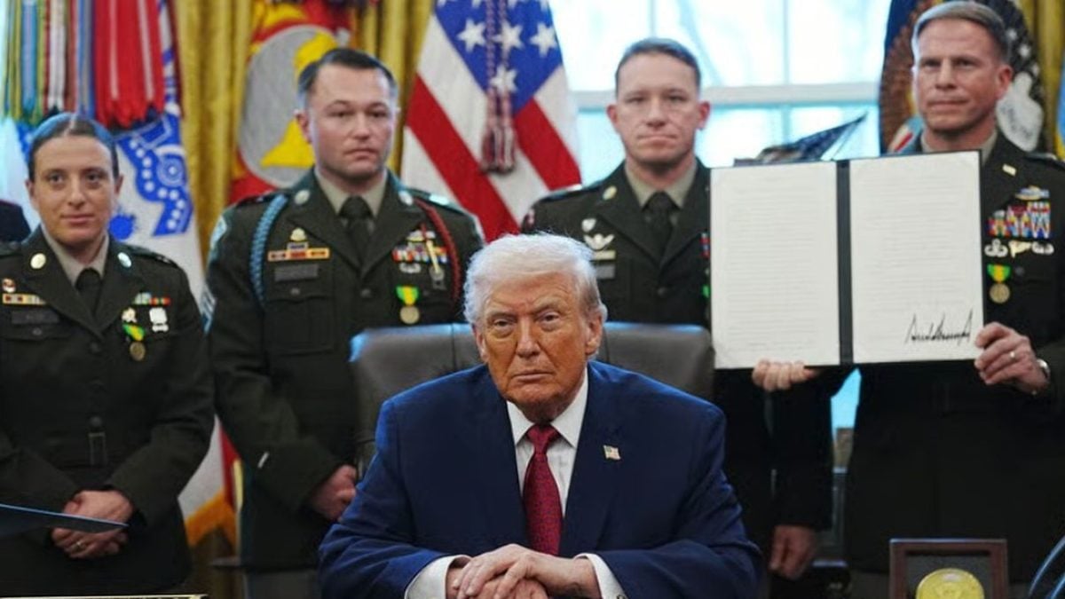 Predsjednik SAD-a Donald Trump pokazuje potpisanu uredbu o fentanilu u Ovalnom uredu