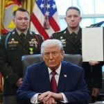 Predsjednik SAD-a Donald Trump pokazuje potpisanu uredbu o fentanilu u Ovalnom uredu