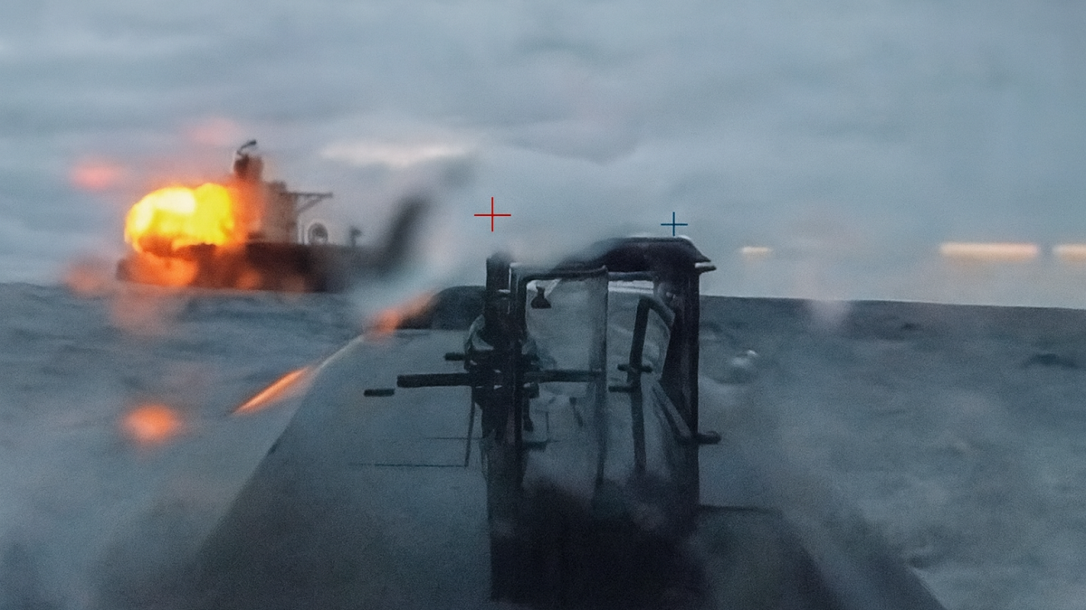 Ukrajinski pomorski dron napada ruski tanker u Crnom moru, vidljiva eksplozija na trupu broda