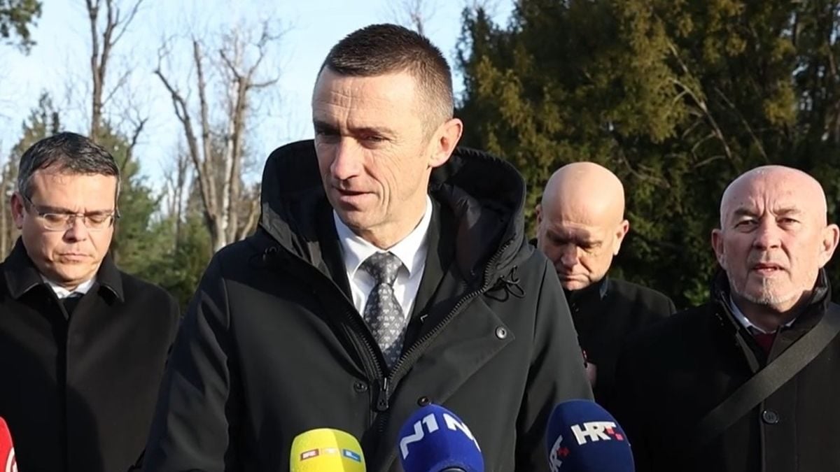 Ivan Penava i izaslanstvo Domovinskog pokreta polažu vijenac na grob dr. Franje Tuđmana na Mirogoju u Zagrebu, 10. prosinca 2025.