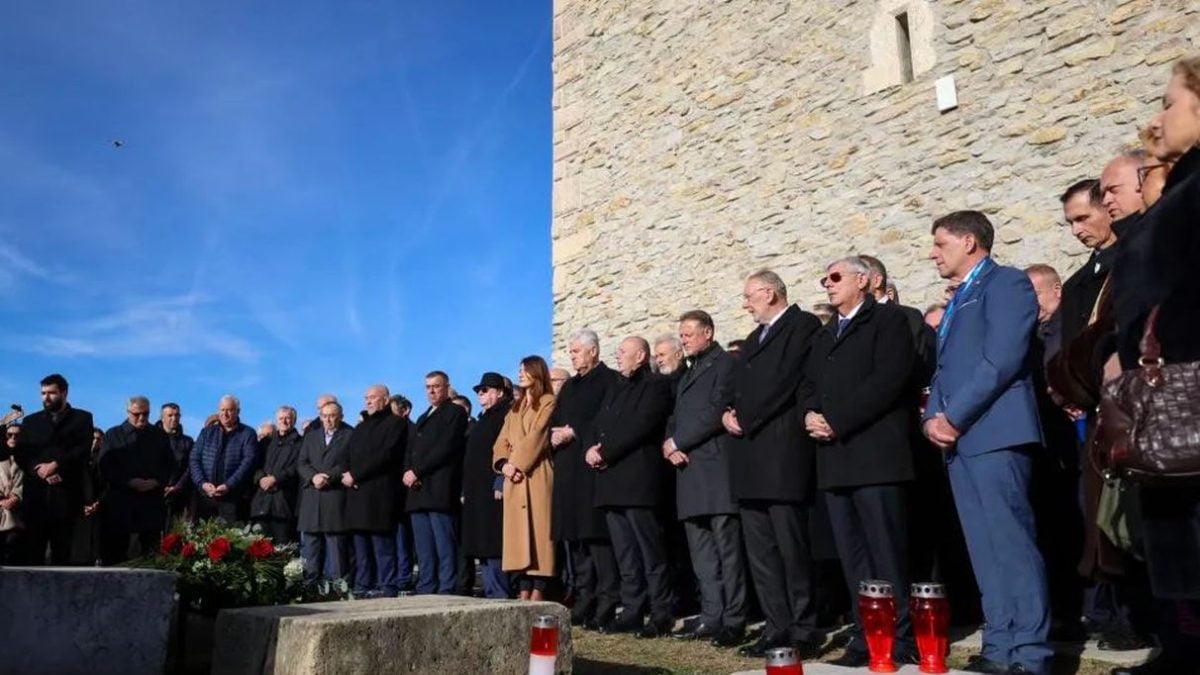 Zagreb, 10.12.2025 - Izaslanstvo HDZ-a obilježava 26. godišnjicu smrti dr. Franje Tuđmana polaganjem vijenca na Oltaru domovine; na fotografiji Tomo Medved, Gordan Jandroković, Dragan Čović, Davor Božinović, Željko Reiner, Vladimir Šeks, Ante Sanader, Nikolina Brnjac i Ivica Tafra.