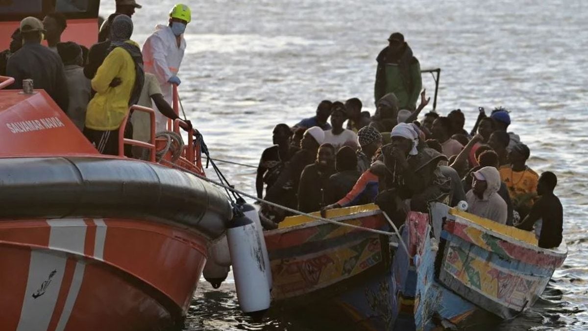 Španjolska služba spašavanja prati brod s migrantima prema luci La Restinga na Kanarskim otocima.