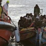 Španjolska služba spašavanja prati brod s migrantima prema luci La Restinga na Kanarskim otocima.