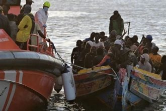 Španjolska služba spašavanja prati brod s migrantima prema luci La Restinga na Kanarskim otocima.