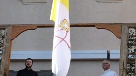 Zelenskij i papa Lav XIV stoje na balkonu Ville Barberini tijekom susreta u Castel Gandolfu 2025.