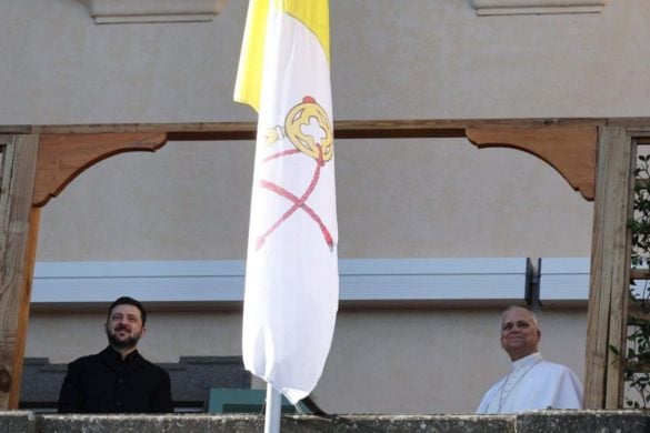 Zelenskij i papa Lav XIV stoje na balkonu Ville Barberini tijekom susreta u Castel Gandolfu 2025.