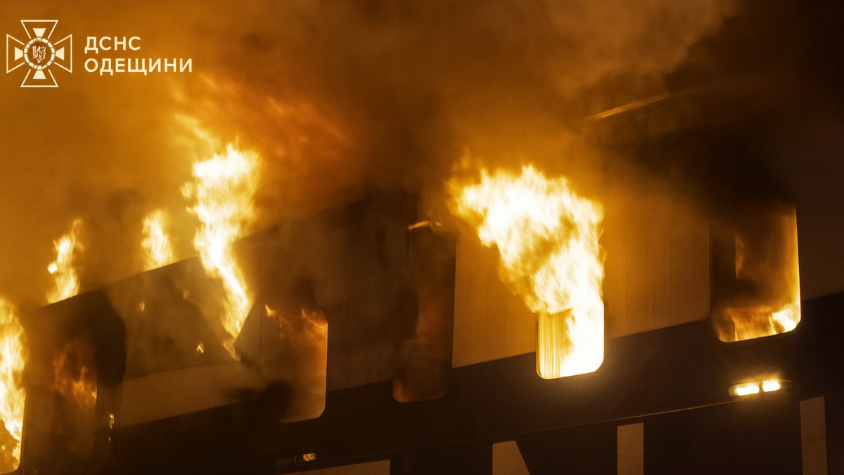Ruski napad na ukrajinsku luku u Odeskoj regiji, plamen i gust dim na oštećenom turskom teretnom brodu nakon udara dronova.