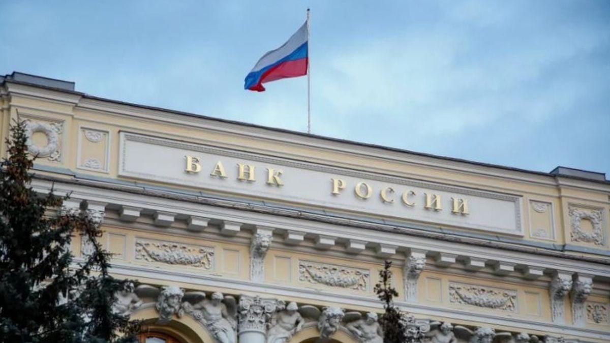 Zgrada Ruske središnje banke u Moskvi s ruskom zastavom na krovu