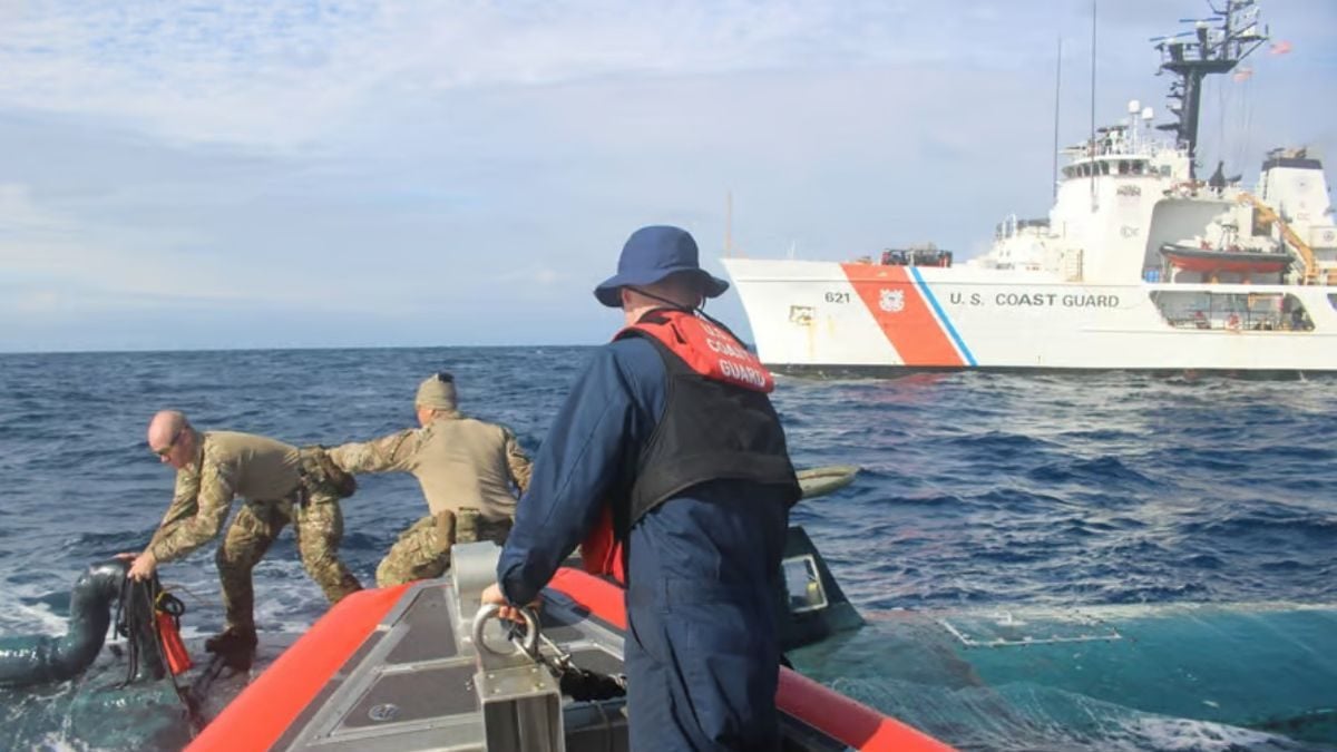 Pripadnici američke Obalne straže prebacuju zaplijenjeni kokain s presretačkog plovila na sumnjivo krijumčarsko plovilo u istočnom Pacifiku.