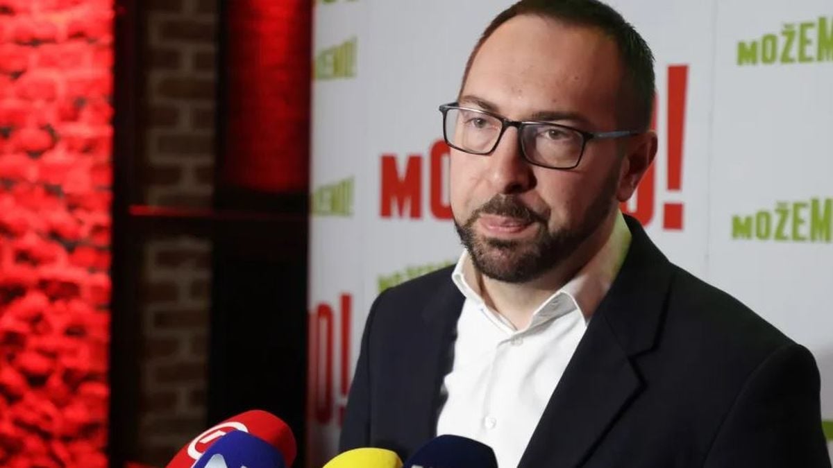 Tomislav TomaÅ”eviÄ na izborima za koordinatore i Älanove VijeÄa Lokalne grupe Možemo! u Zagrebu, 13. prosinca 2025., tijekom obraÄanja okupljenima.