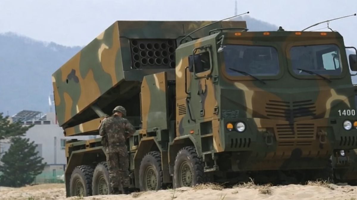 Južnokorejski višecijevni bacač raketa K239 Chunmoo tijekom vojne vježbe na pješčanom terenu