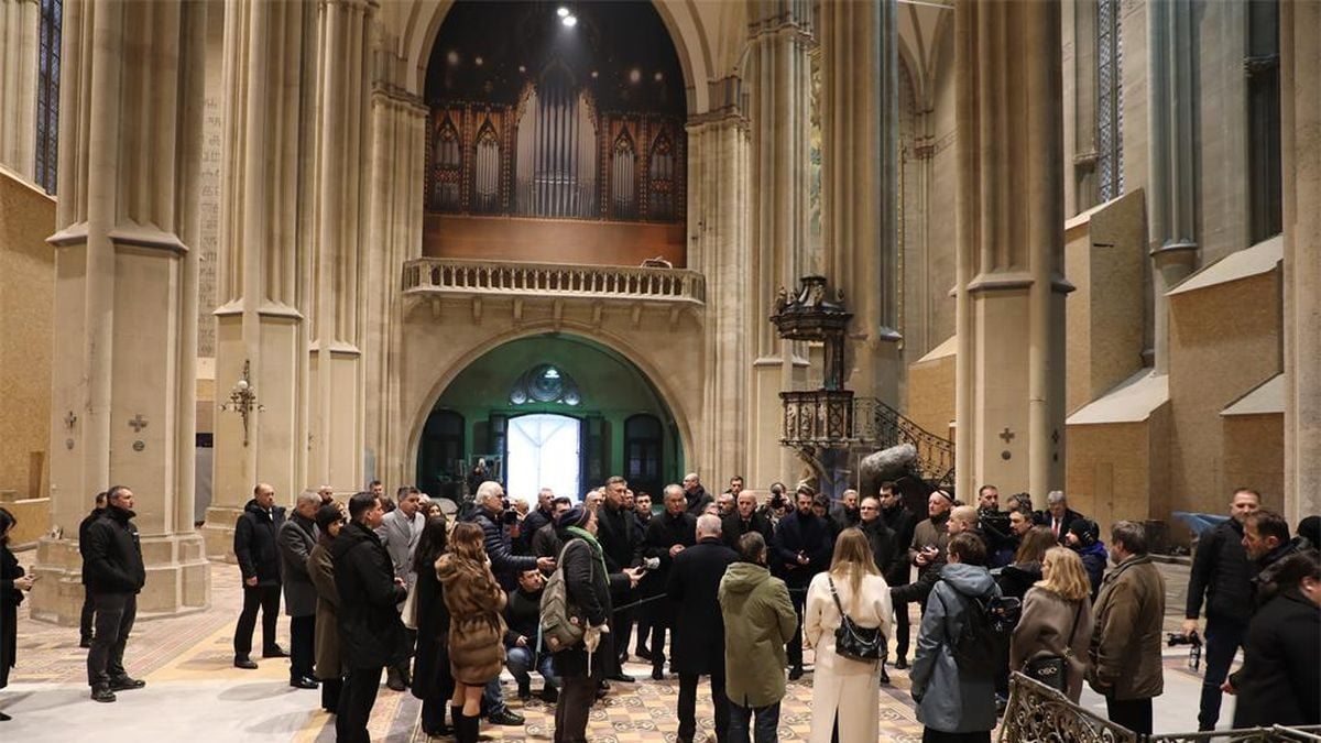 Predsjednik Vlade Andrej Plenković s ministricom Ninom Obuljen Koržinek i nadbiskupom Draženom Kutlešom u Zagrebačkoj katedrali