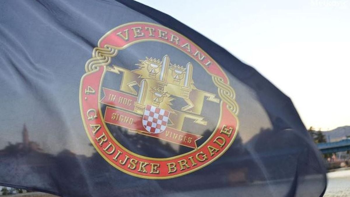 Zastava veterana 4. gardijske brigade s oznakama postrojbe vijori na vjetru.