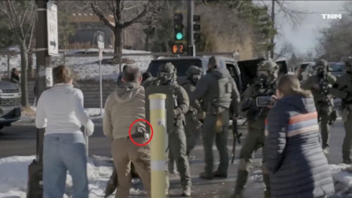 Alex Pretti na ulici tijekom incidenta sa saveznim agentima, u trenutku fizičkog sukoba zabilježenog na novoj videosnimci, više od tjedan dana prije njegove smrti.