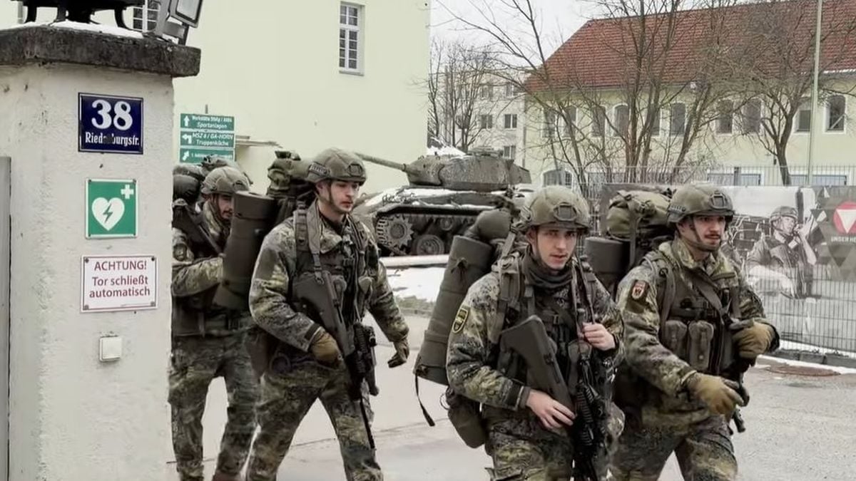 Austrijski vojnici tijekom vojne vježbe izlaze iz vojarne s punom borbenom opremom i naoružanjem.