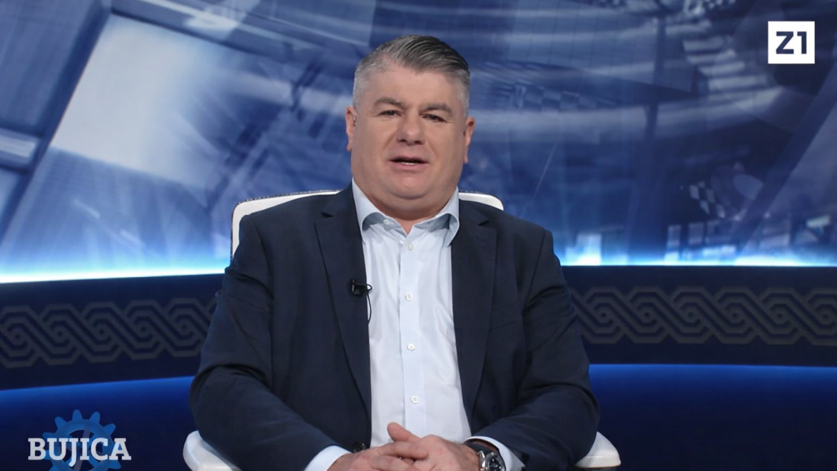 Velimir Bujanec vodi emisiju Bujica u studiju Z1 televizije