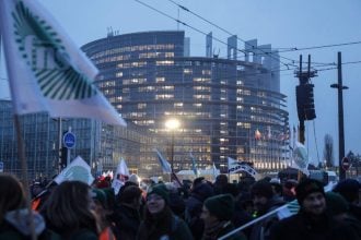 Prosvjednici ispred zgrade Europskog parlamenta u Strasbourgu prosvjeduju protiv sporazuma o slobodnoj trgovini između EU-a i Mercosura.