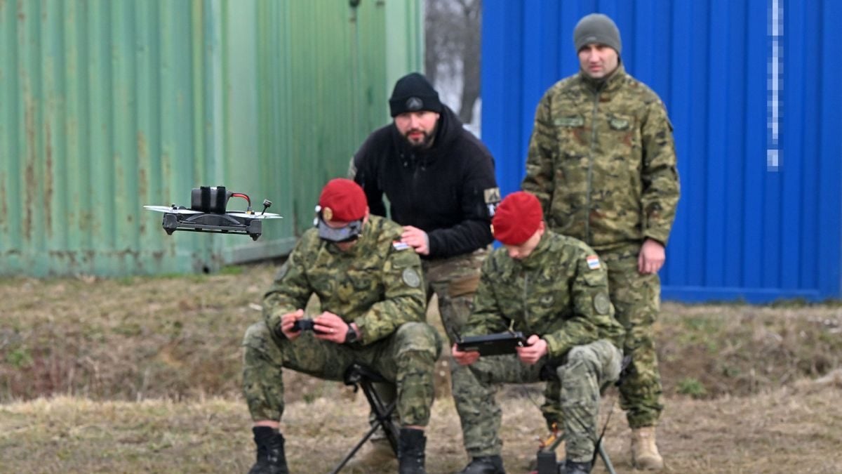 Instruktori za temeljno vojno osposobljavanje na obuci za FPV dronove na Gašincima