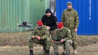 Instruktori za temeljno vojno osposobljavanje na obuci za FPV dronove na Gašincima