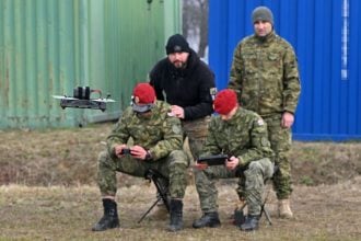 Instruktori za temeljno vojno osposobljavanje na obuci za FPV dronove na Gašincima