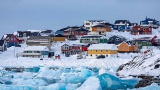 Sante leda plutaju morem ispred Nuuka na Grenlandu u ožujku 2025., u jeku rasprava o američkom interesu za Grenland.