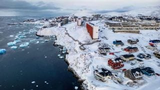 Zračni pogled na snijegom prekrivene zgrade u Nuuku na Grenlandu, ožujak 2025.