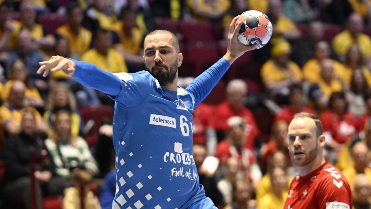 Desni vanjski igrač Hrvatske Mario Šoštarić skače i upućuje šut tijekom utakmice Švicarska – Hrvatska na EHF Europskom prvenstvu u rukometu 2026. u Malmöu.