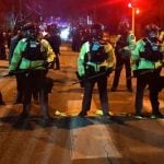 Državni policajci postrojavaju se na ulici u Minneapolisu nakon sukoba prosvjednika i saveznih snaga reda, 14. siječnja 2026.