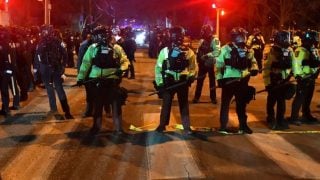 Državni policajci postrojavaju se na ulici u Minneapolisu nakon sukoba prosvjednika i saveznih snaga reda, 14. siječnja 2026.