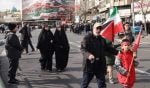 Iranski građani prolaze pokraj velikog patriotskog transparenta s iranskom zastavom na trgu Enghelab u Teheranu tijekom masovnih prosvjeda.